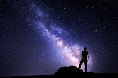Samanyolu. Gece gökyüzü ve bir adam silüeti
