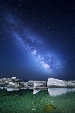 Gece manzara ile Samanyolu denizde. Yıldızlı gökyüzü