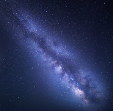 Gece yıldızlı gökyüzü ile Samanyolu. Doğa arka plan