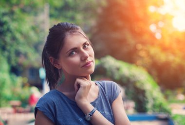 Parktaki güzel bir genç kadının portresi.