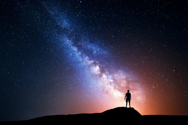 Calea Lactee. Cer de noapte cu stele și silueta unui om — Fotografie, imagine de stoc