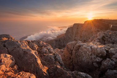 Gün batımında alçak bulutlar ile dağda güzel manzara