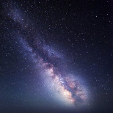 Gece manzarası. Yıldızlı gökyüzü ile Samanyolu. Doğa arka plan