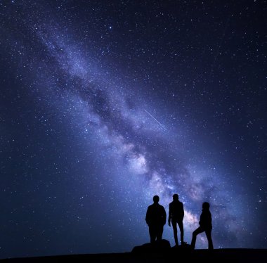 Samanyolu. Gece gökyüzü ve bir aile silüeti 