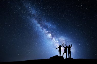 Samanyolu. Gece gökyüzü ve bir aile silüeti 