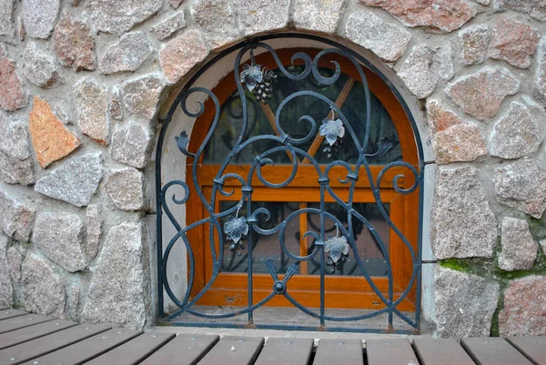 Antigua Pared Piedra Texturizada Con Una Ventana Madera Con Persianas — Foto de Stock