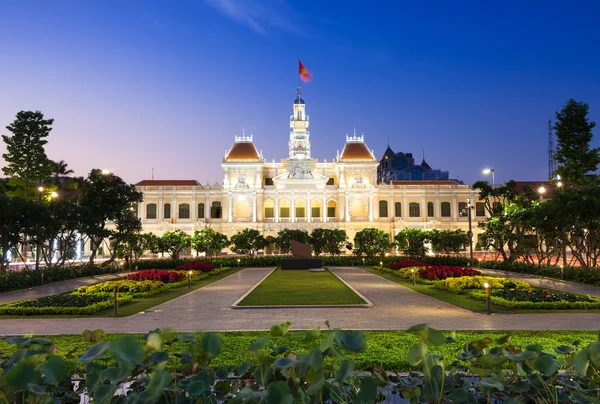 Prefeitura edifício ao entardecer, Cidade de Ho Chi Minh — Fotografia de Stock