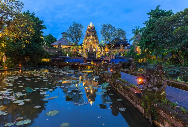 Templo Pura Saraswati con estanque de loto al atardecer, Ubud, Bali — Foto de Stock