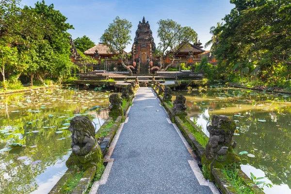 Templo Pura Saraswati con estanque de loto beatiful, Ubud, Bali — Foto de Stock