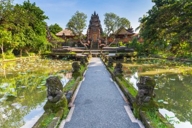 Pura Saraswati Tapınağı ile güzel lotus gölet, Ubud, Bali