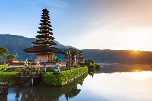 Pura Ulun Danu Bratan al amanecer, famoso templo en el lago, Bedugul, Bali — Foto de Stock