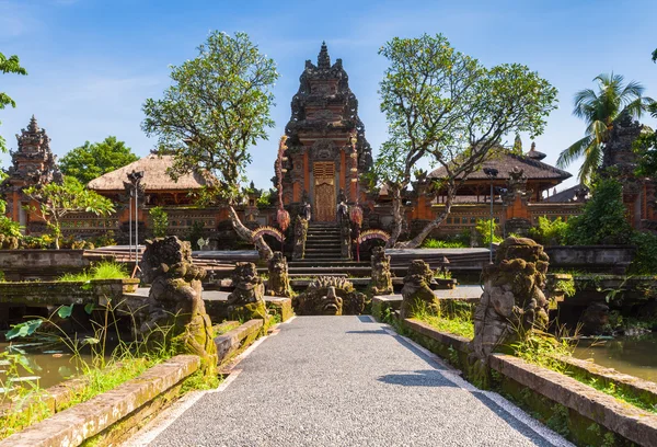 Pura Saraswati templom szép lotus pond, Ubud, Bali — Stock Fotó