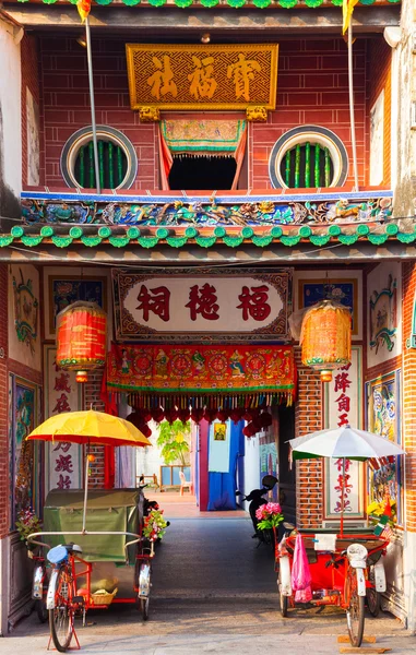 Rickshaw trehjulingar nära ingången till Hock Teik Cheng Sin Temple, Penang — Stockfoto