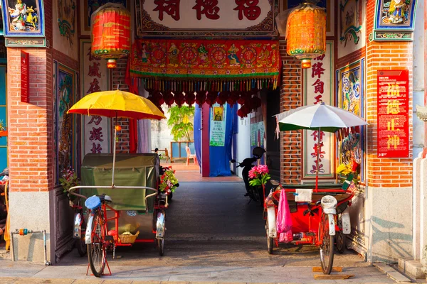 Rikša tříkolky poblíž vchodu do chrámu hříchu Hock Teik Cheng, Penang — Stock fotografie