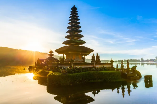 Pura Ulun Danu Bratan al amanecer, Bali, Indonesia — Foto de Stock