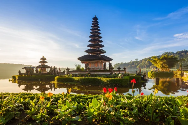 Pura Ulun Danu Bratan napkeltekor, Bali, Indonézia — Stock Fotó