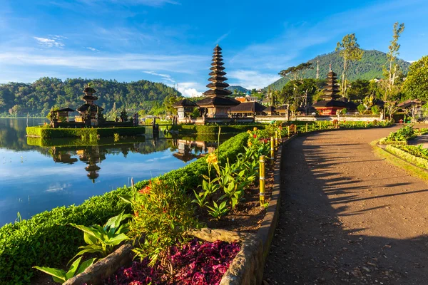 Pura Ulun Danu Bratan al amanecer, Bali, Indonesia — Foto de Stock