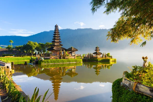 Pura Ulun Danu Bratan v sunrise, Bali, Indonésie — Stock fotografie