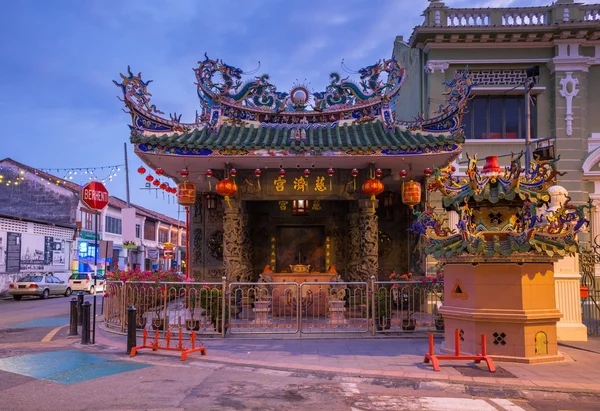 Alacakaranlıkta görünümünü Choo Chay Keong Tapınağı, George Town, Penang, Malezya