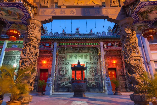 Alacakaranlıkta görünümünü ışıklı Hainan Tapınağı, George Town, Penang, Malezya.