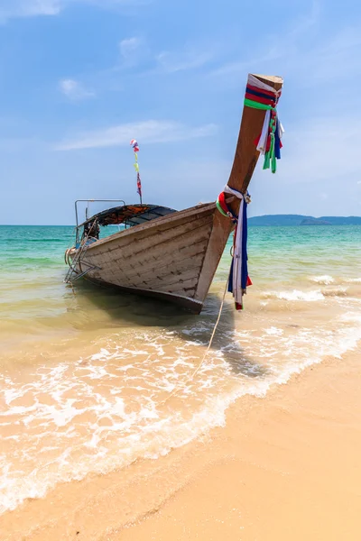 Traditional long-tail boat on the Ao Nang beach — Stock Photo, Image