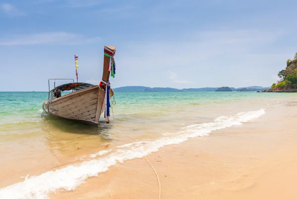 Traditionele lange staart boot op het strand van Ao Nang — Stockfoto