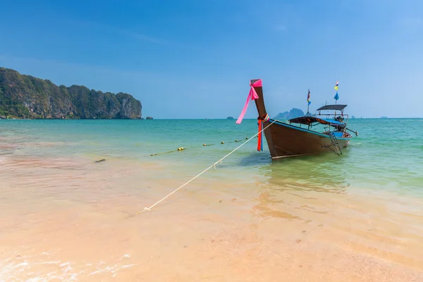 Barco de cola larga tradicional en la playa de Ao Nang — Foto de Stock