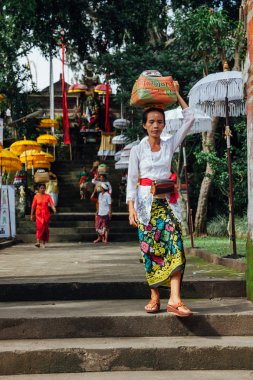 Bali dili kadın teklifleri onun kafa, Ubud, Bali ile tören kutusu taşıma
