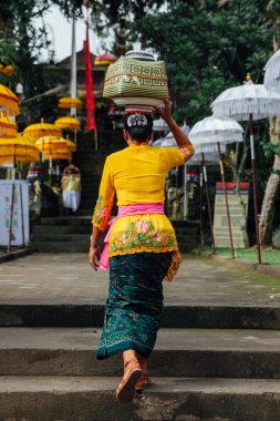 Bali dili kadın teklifleri onun kafa, Ubud, Bali ile tören kutusu taşıma