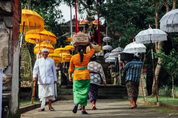 Balinese people in traditional clothes  going to the temple, Ubud, Bali — Stock Photo, Image