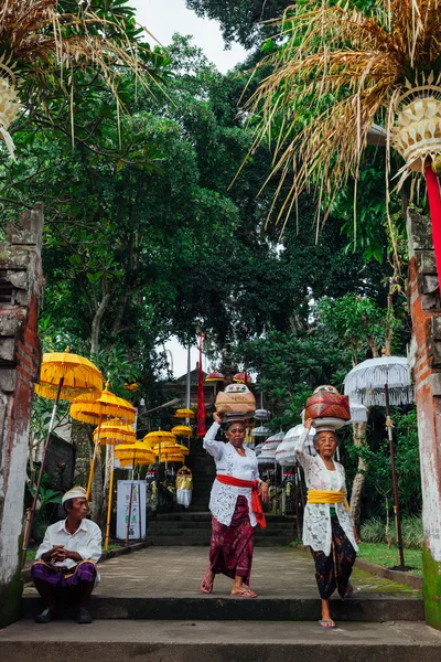 バリの女性の伝統的な衣服の提供、ウブド、バリ島での儀式の箱を運ぶ — ストック写真