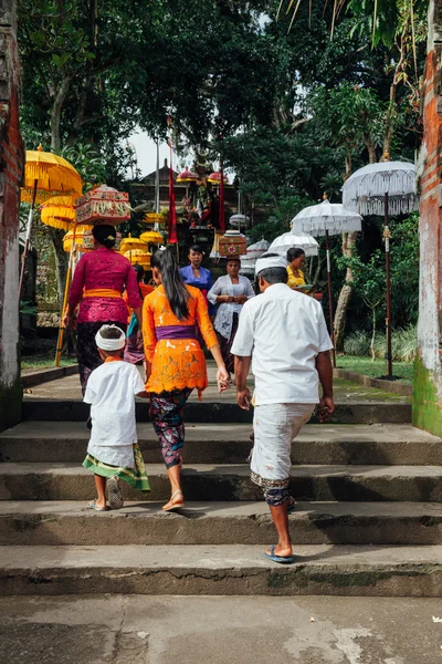 Balinesisk familj i traditionella kläder kommer att templet under balinesiska nyåret, Ubud, Bali — Stockfoto