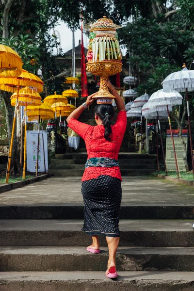 Bali dili kadın tören teklifleri onun kafa, Ubud, Bali ile