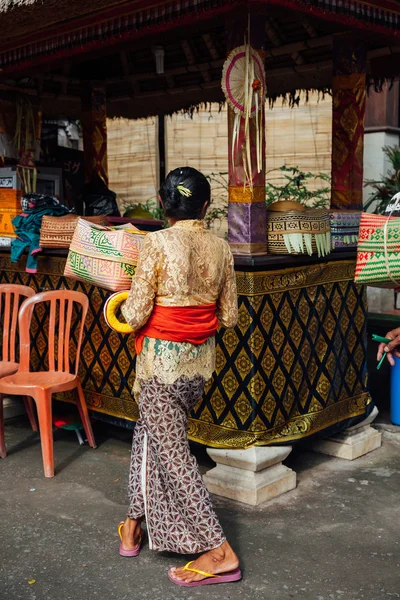 Balinese woman in traditional clothes with ceremonial box for offerings, Ubud, Bali — Stock Photo, Image