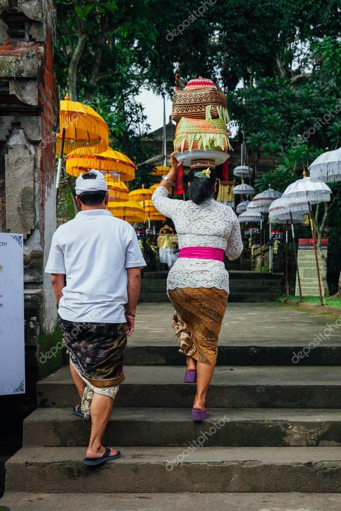 Corroderen linnen Makkelijk te gebeuren Balinese man en vrouw in traditionele kleding gaat naar de tempel, Ubud,  Bali ⬇ Stockfoto, rechtenvrije foto door © ermakovaphotography #109472720
