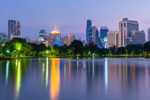 Bangkok Skyline in der Abenddämmerung, Lumpini Park, Bangkok, Thailand — Stockfoto