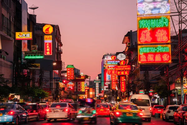 Neonljus og Chinatown, Bangkok, Thailand — Stockfoto