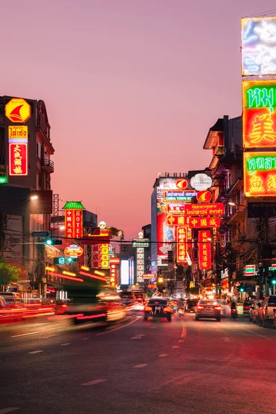 Neon ışıkları Çin mahallesini, Bangkok, Tayland — Stok fotoğraf