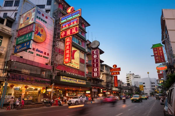 Solnedgång utsikt över belysta Yaowarat road, Bangkok — Stockfoto