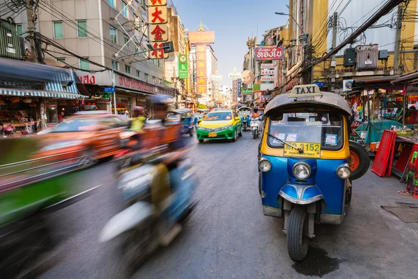 Tuk-tuk taxi v čínské čtvrti, Bangkok, Thajsko — Stock fotografie