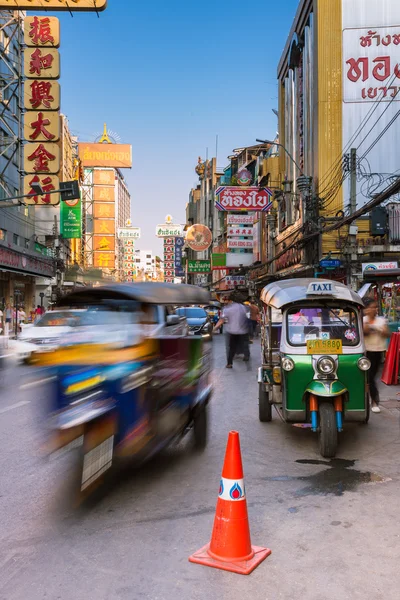 Tuk-tuk taxi w Chinatown, Bangkok, Tajlandia — Zdjęcie stockowe