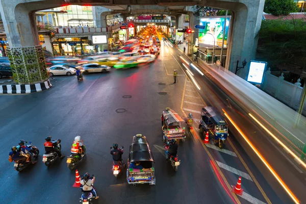 Tráfego pesado em Siam Square, Bangkok, Tailândia — Fotografia de Stock