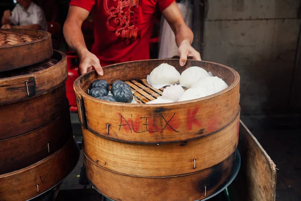 Steamed buns food stall in Chinatown, Kuala Lumpur, Malaysia — Stock Photo, Image