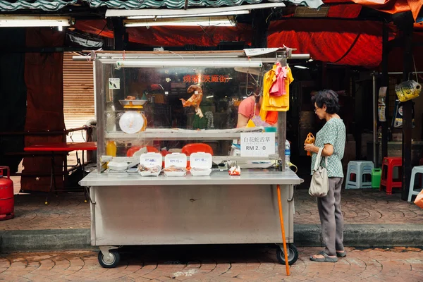 Mujer comprando carne en el puesto de la calle en Chinatown —  Fotos de Stock