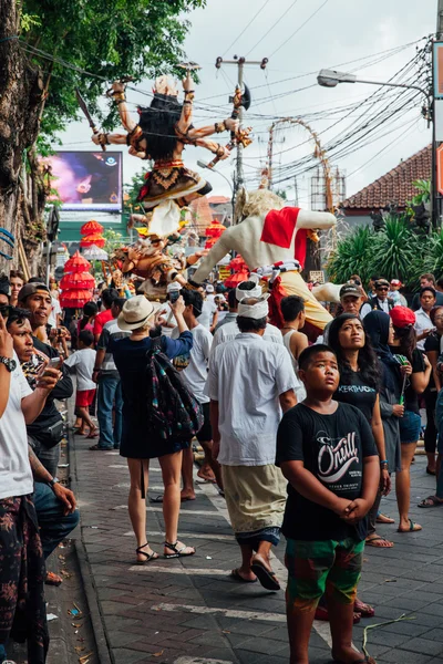 Visitors watch and take photo of the Ogoh-ogoh statues at the pa — Stock Photo, Image