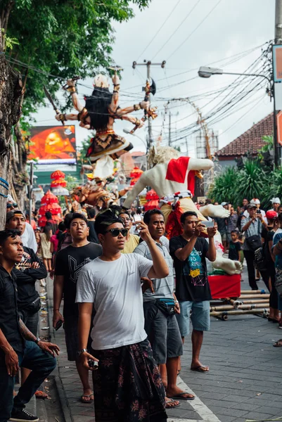 Visitors take photo of the Ogoh-ogoh statues at the parade, Kuta — Stock Photo, Image