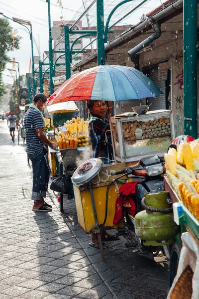 Vendedor de comida indonesia se esconde de la lluvia, Ubud, Bali —  Fotos de Stock