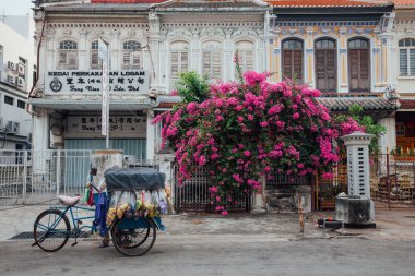 Satıcı aperatifler üç tekerlekli bisiklet George Town, Penang, Ma üzerinden satıyor