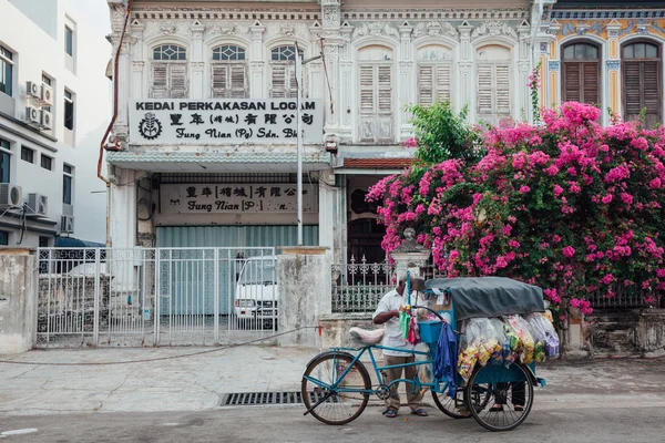 Sprzedawca sprzedaje przekąski z trójkołowy w Penang, George Town, Ma — Zdjęcie stockowe