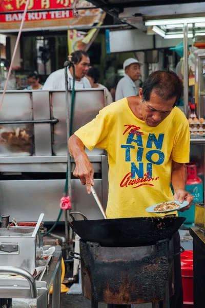 Hombre mayor cocina fideos en el Kimberly Street Market, Penang —  Fotos de Stock